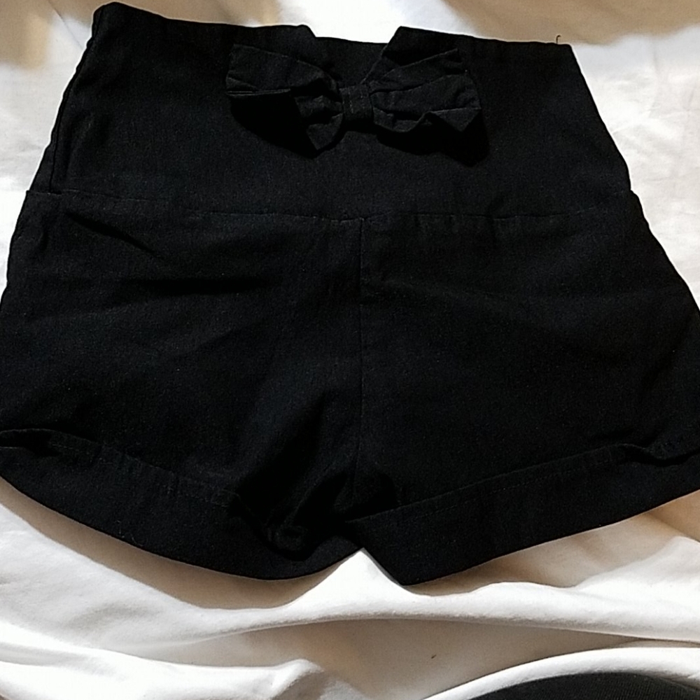 XS Wet Seal high waist V notch shorts🌶